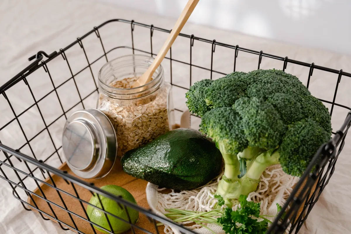 Frisches, gesundes Gemüse und Zutaten für ausgewogene Ernährung